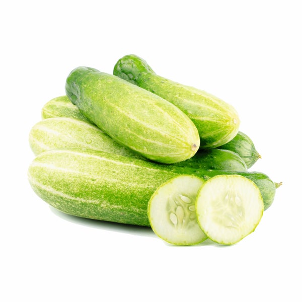 Stapel frischer, gestreifter Gurken mit zwei Gurkenscheiben im Vordergrund.