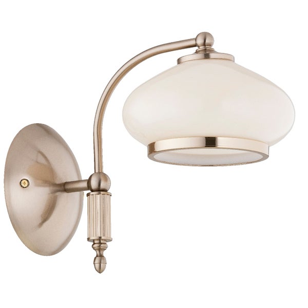 Wandleuchte mit gebogenem Arm und rundem Glasschirm im klassischen Design zur Wandmontage.