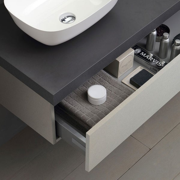 Detailansicht eines Waschtischunterschranks mit Schublade, Handtüchern und Pflegeprodukten