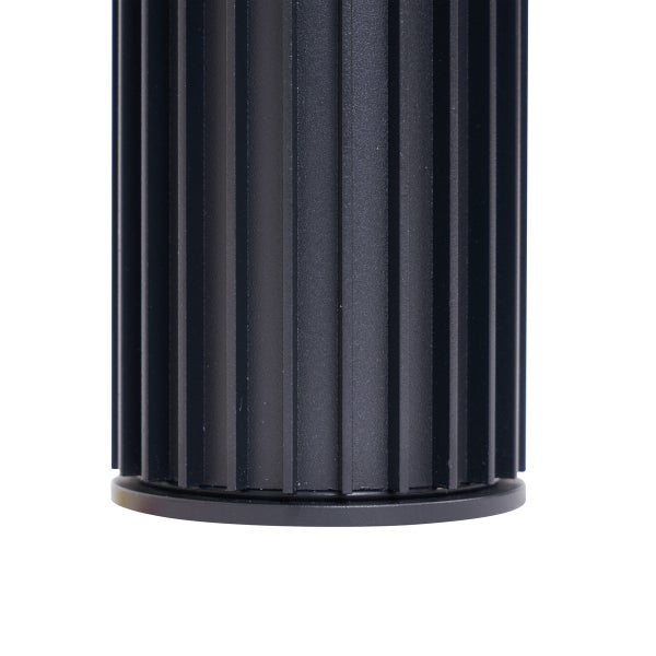 Nahaufnahme einer schwarzen, gerippten Außenleuchte aus Aluminium.