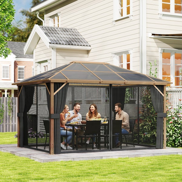 Holz-Pavillon mit lichtdurchlässigem Dach und dunklen Vorhängen über einem grauen Garten-Lounge-Set auf einer Steinterrasse.