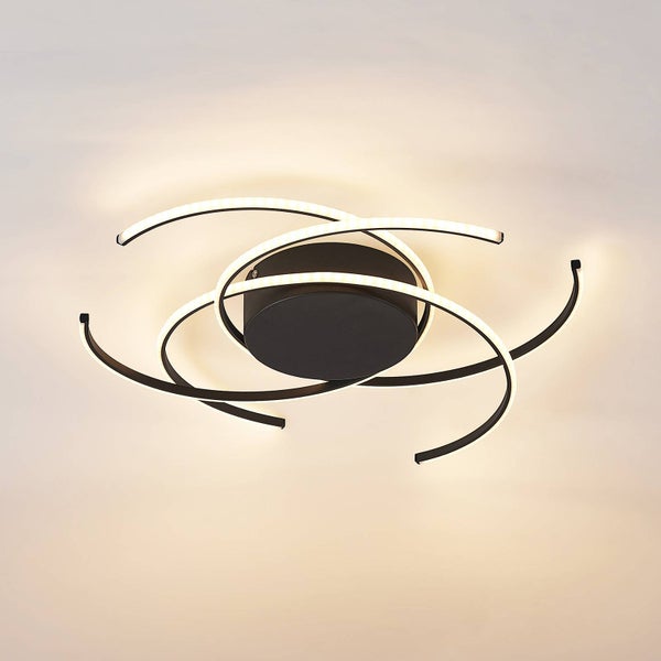 Moderne Deckenleuchte mit schwarzem Gehäuse und geschwungenen, leuchtenden Lichtbändern in abstraktem Design.