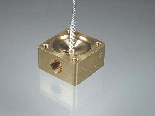 Messingblock mit Reinigungsbürste