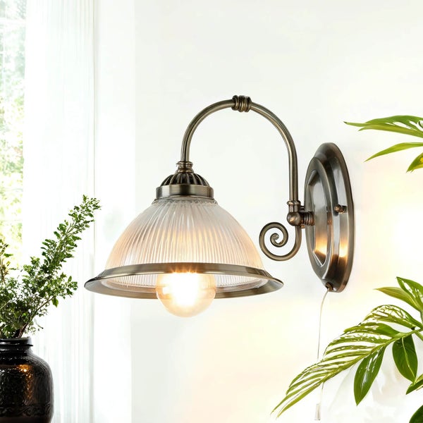 Wandleuchte mit Glasschirm und Zugschalter im Innenraum