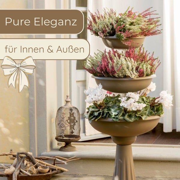 Dekorative Pflanzensäule mit drei Pflanzgefäßen für Innen- und Außenbereiche, bepflanzt mit Heidekraut und Alpenveilchen