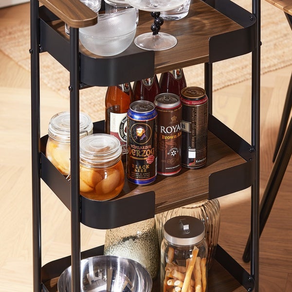 Servierwagen mit Getränken und Gläsern auf drei Ebenen