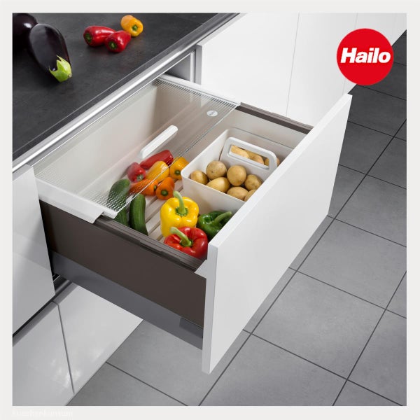Hailo Pantry-Box Ordnungssystem für Gemüse und Brot in einer weißen Küchenschublade mit Lochdeckel und Kunststoffbehältern.
