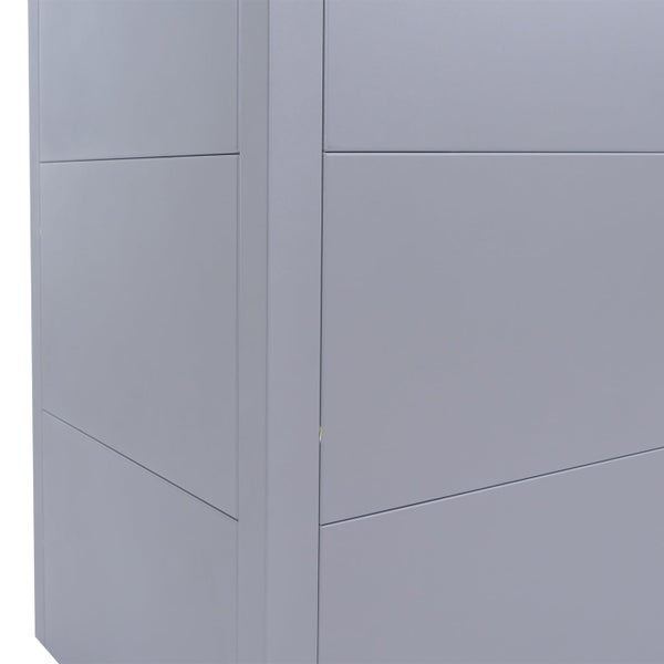 Detailansicht der Eckverbindung und der glatten Paneele einer Gartenbox oder eines Metallschranks.