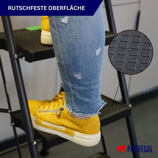 Eine Person auf einer Trittleiter mit einer Detailansicht der rutschfesten, strukturierten Oberfläche der Stufen. Proregal Logo.
