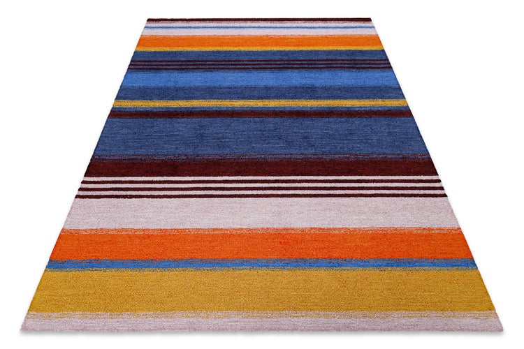 Rechteckiger Teppich mit horizontalen Streifen in verschiedenen Farben.