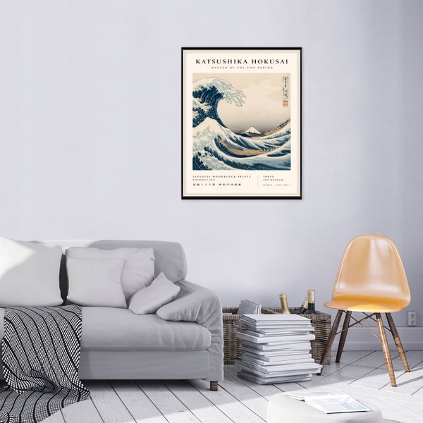 Gerahmtes Wandbild mit japanischem Wellenmotiv im Wohnzimmer, Hokusai Druck als Wanddekoration über einem Sofa mit Stuhl.