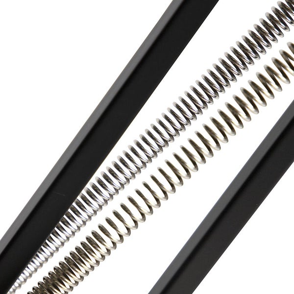 Detailansicht von Stahlfedern und schwarzen Metallarmen