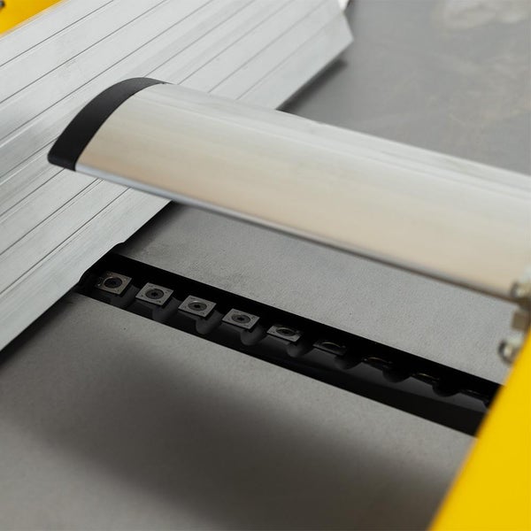 Detailaufnahme einer Hobelmaschine mit Schneidwerkzeugen