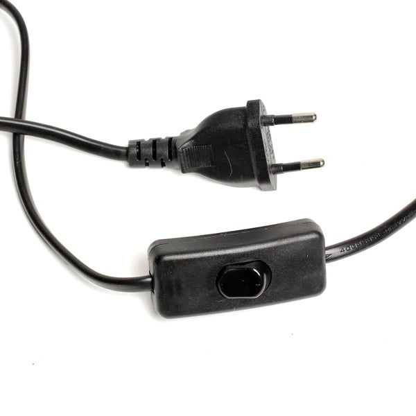 Schwarzes Stromkabel mit Eurostecker und Schalter