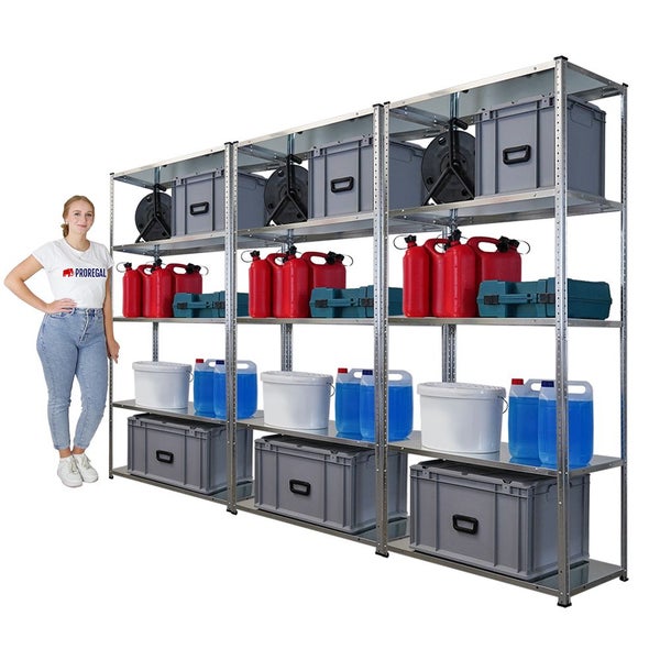 Regalsystem mit gefüllten Aufbewahrungsboxen und Kanistern