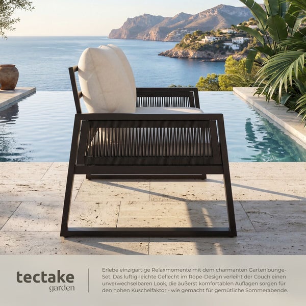 Gartenlounge-Sessel im Rope-Design mit hellen Polstern an einem Pool mit Meerblick und Küstenlandschaft. tectake Logo.