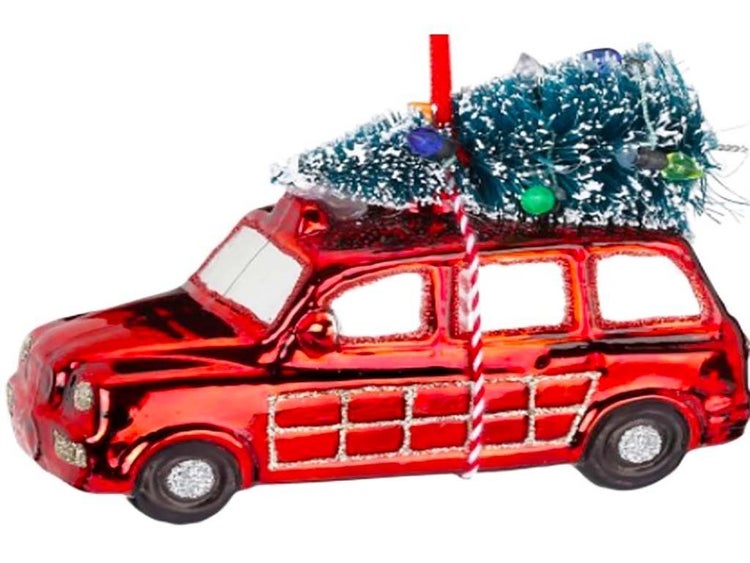 Weihnachtsbaumschmuck als glänzendes Auto mit Weihnachtsbaum auf dem Dach