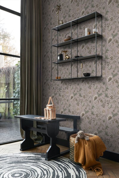 Dekorative Szene mit einer gemusterten Tapete, einem schwarzen Tisch mit Bank, einem Regal und einem runden Teppich