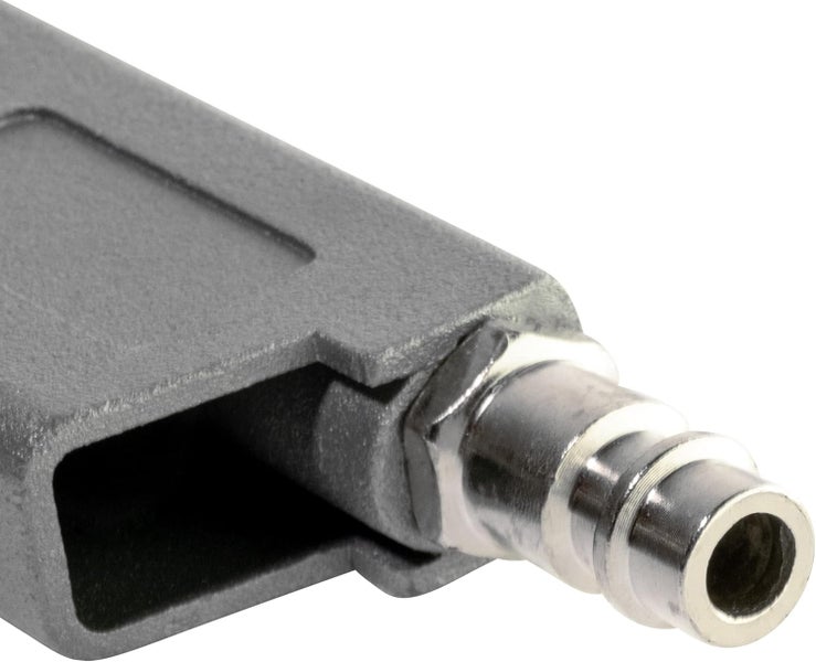 Druckluft-Stecknippel an einem Werkzeuggehäuse aus Metall.