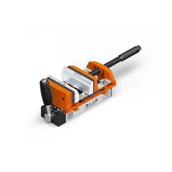 Werkbank mit Schraubstock und einem Arbeiter, der ein Metallstück bearbeitet