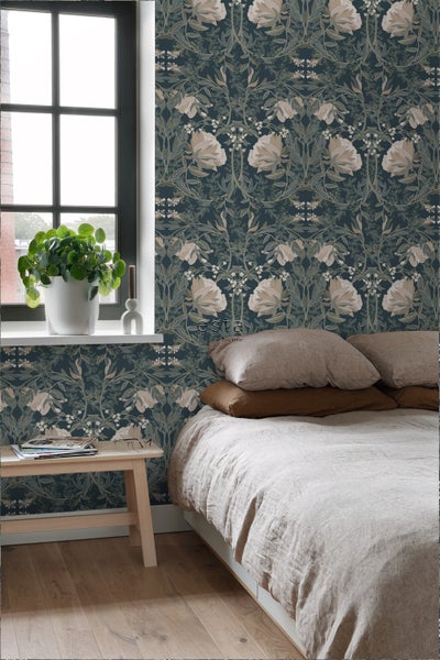 Schlafzimmer mit floraler Tapete, Bett und Fenster