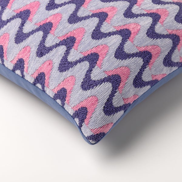 Dekokissen mit abstraktem Muster