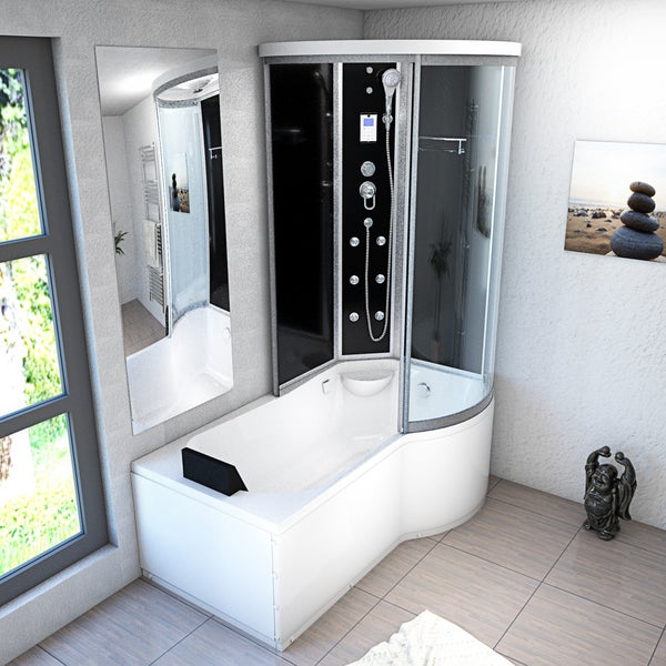 Moderne weiße Badewannen-Dusch-Kombination mit gebogener Glaskabine, schwarzer Rückwand, Handbrause, Massagedüsen und Kopfstütze.