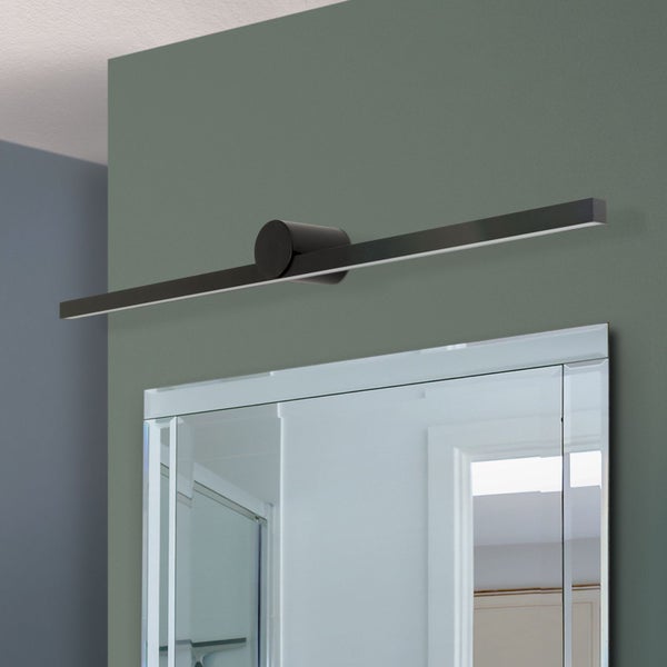 Moderne LED Spiegelleuchte in schlankem Design zur Wandmontage oberhalb eines Spiegels.