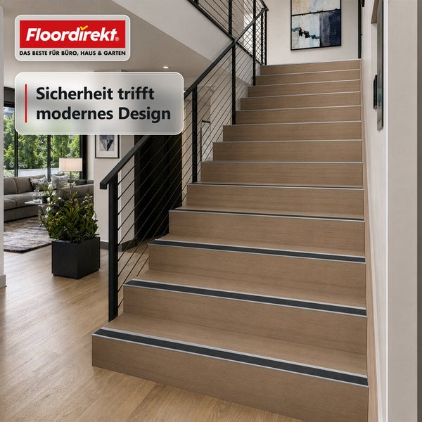 Moderne Holztreppe mit schwarzen Treppenkantenprofilen im Innenbereich.