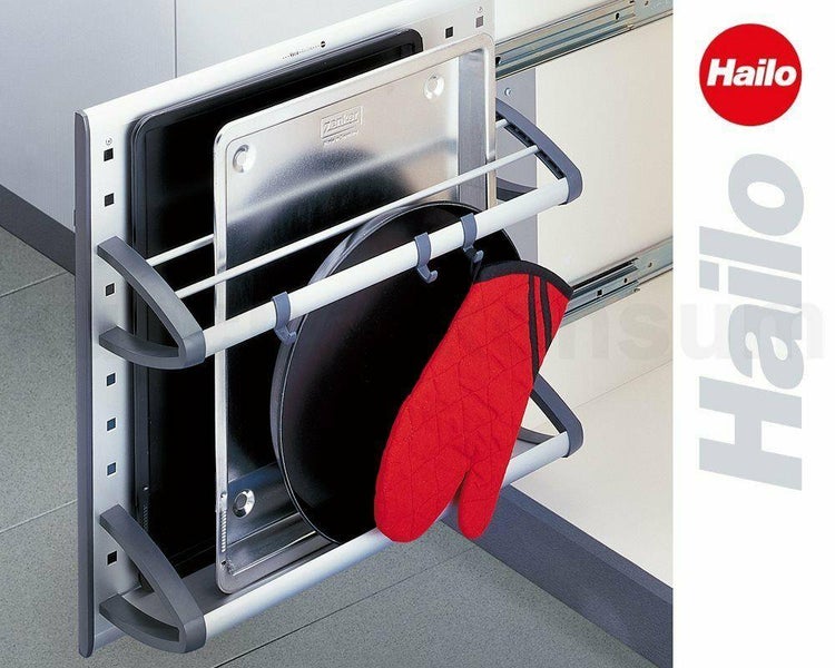 Ausziehbarer Backblechhalter von Hailo für Küchenschränke mit Backblechen und einem Ofenhandschuh an Haken. Hailo Logo.