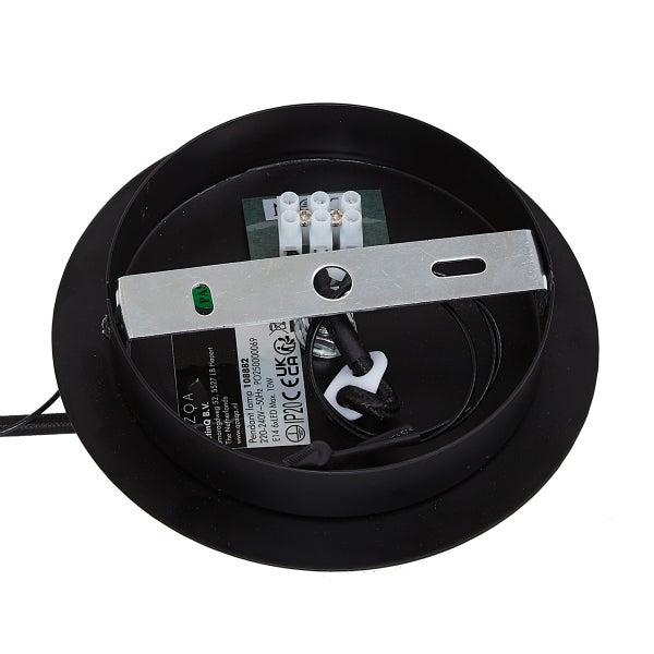 Detailansicht einer schwarzen Pendelleuchte mit Montageteilen