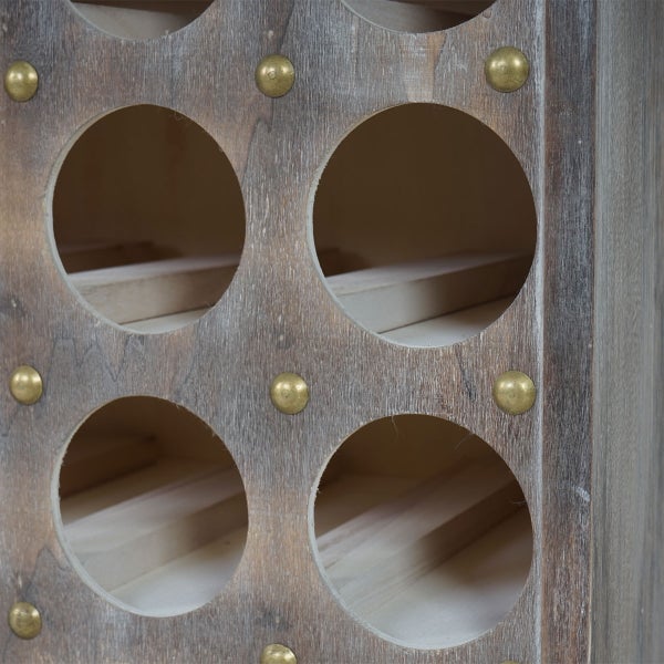 Detailaufnahme eines Weinregals aus Holz mit runden Fächern und Beschlägen