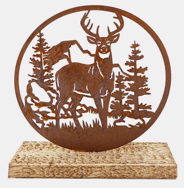 Dekorationsobjekt mit Hirschmotiv in einem Wald auf einem Sockel