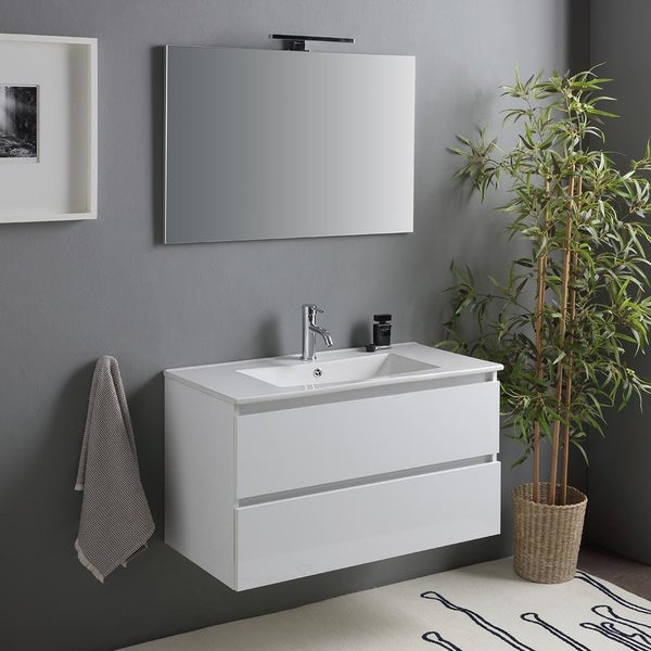 Badezimmer mit Waschbeckenunterschrank, Spiegel und Dekoration