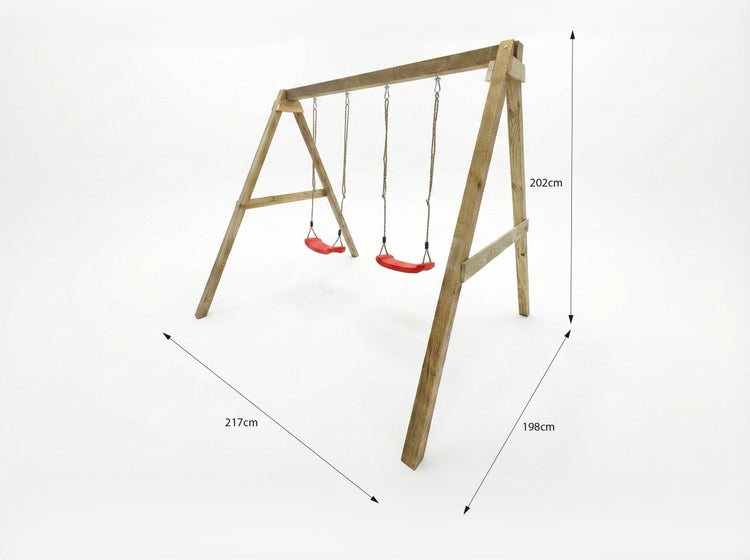 Doppelschaukel aus Holz mit zwei roten Sitzen, Höhe 202 Zentimeter, Breite 217 Zentimeter, Tiefe 198 Zentimeter.