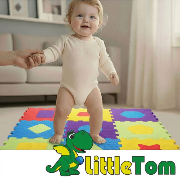 Kleinkind steht auf einer bunten Puzzlematte aus Schaumstoff mit geometrischen Formen in einem hellen Wohnzimmer. LittleTom Logo.