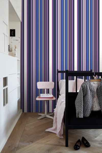 Zimmer mit gestreifter Tapete, Bett und Stuhl