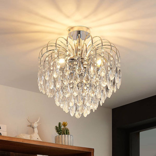 Deckenleuchte mit Kristallbehang im Wohnzimmer