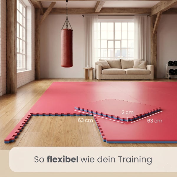Zusammensteckbare Trainingsmatten auf Holzboden in hellem Raum mit Boxsack. Eine Matte misst 63 mal 63 Zentimeter und ist 2 Zentimeter dick.