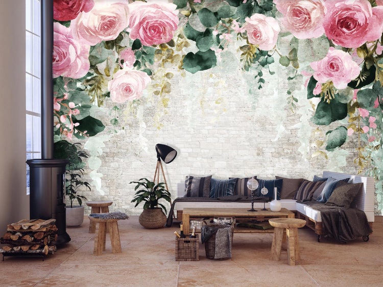 Dekoratives Wohnzimmer mit Rosen Tapete, Ofen und Holzmöbeln.