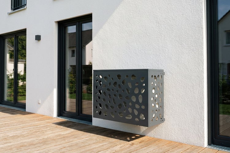 Außenaufnahme einer Fassade mit einer stilvollen Geräteverkleidung mit Lochmuster.