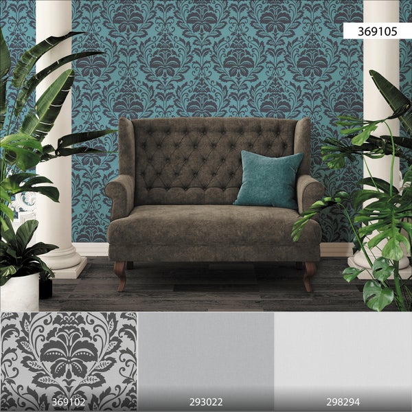 Wohnzimmer mit Sessel und gemusterter Tapete im klassischen Stil