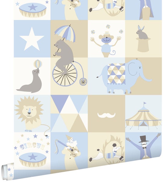 Tapete mit Zirkusmotiven, inklusive Zirkuszelt, Tieren und Artisten.