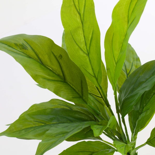 Nahaufnahme grüner Blätter einer künstlichen Zimmerpflanze mit realistischer Blattstruktur.