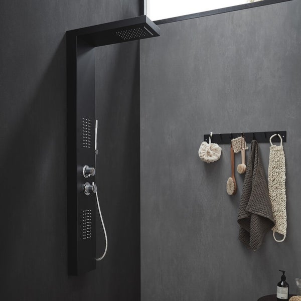 Duschpaneel in modernem Design mit Kopfbrause, Handbrause und Massagedüsen, montiert an einer Wand in einem stilvollen Badezimmer.