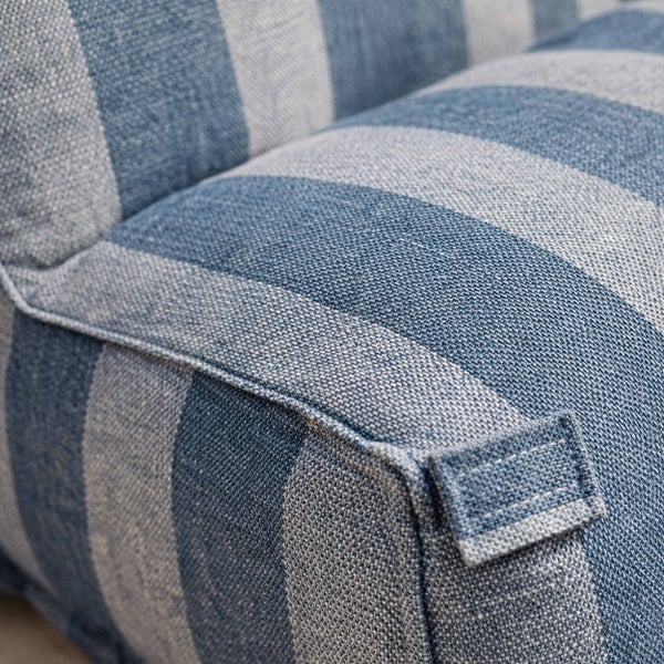 Gestreiftes Outdoor-Sitzkissen in Blau und Grau aus gewebtem Stoff mit verstärkter Naht.