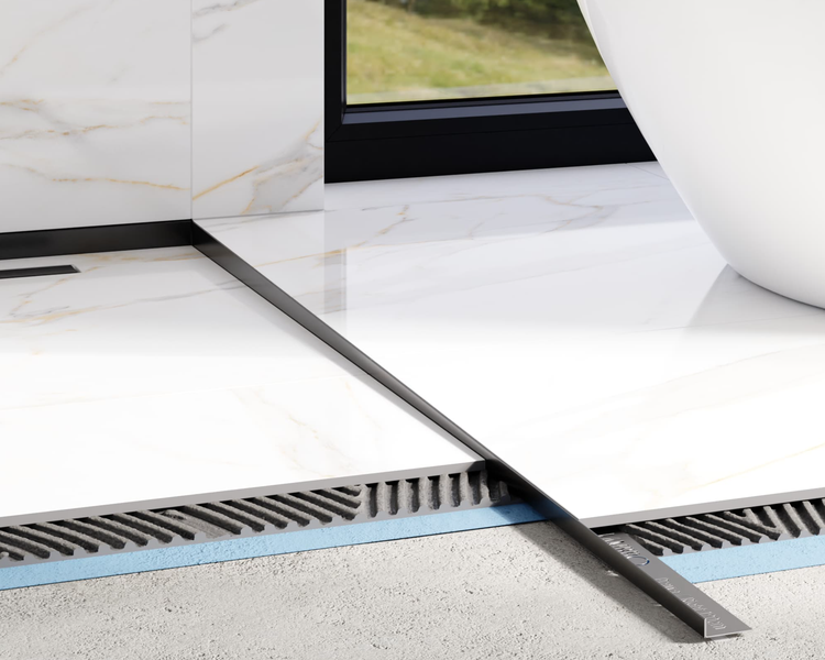 Bodengleiche Dusche mit Marmoroptik-Fliesen, schwarzem Gefälleprofil und Querschnitt der Installation mit Abdichtung und Fliesenkleber.