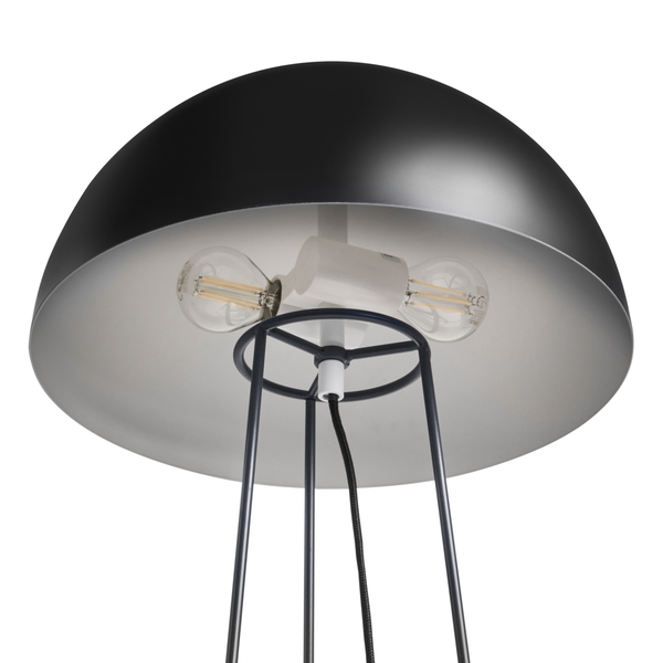 Schwarze Stehleuchte mit halbkugelförmigem Metallschirm, dreibeinigem Gestell und zwei sichtbaren Leuchtmitteln.