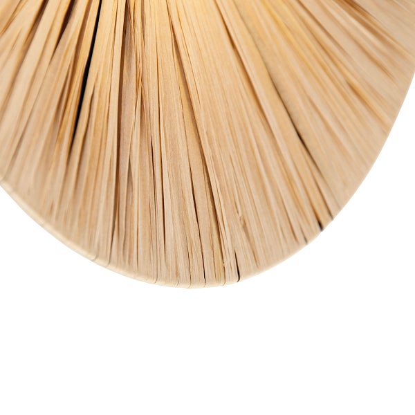 Detailansicht eines Lampenschirms aus Baststreifen in fächerförmiger Anordnung.