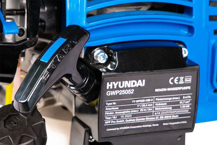 Hyundai Benzin-Wasserpumpe GWP25052, Detailaufnahme des Seilzugstarters mit Schriftzug Start und Typenschild mit technischen Daten.